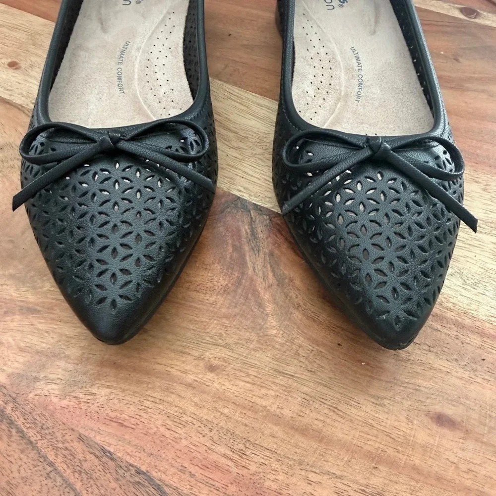 Clarks Natalyn Step Black Leather Laser Cut Bow Pointed Toe Pumps 5.5 M 26182036